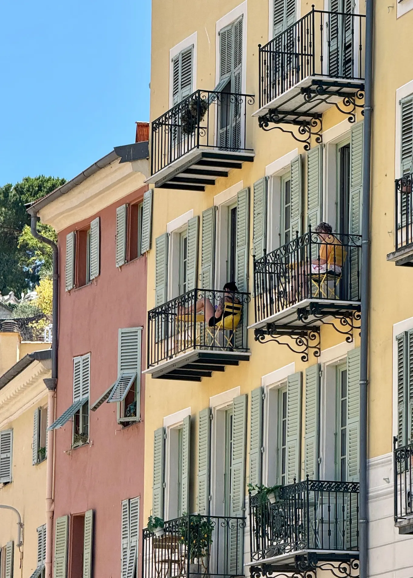 Immeubles aux façades jaunes et roses avec balcons, Vieux-Nice