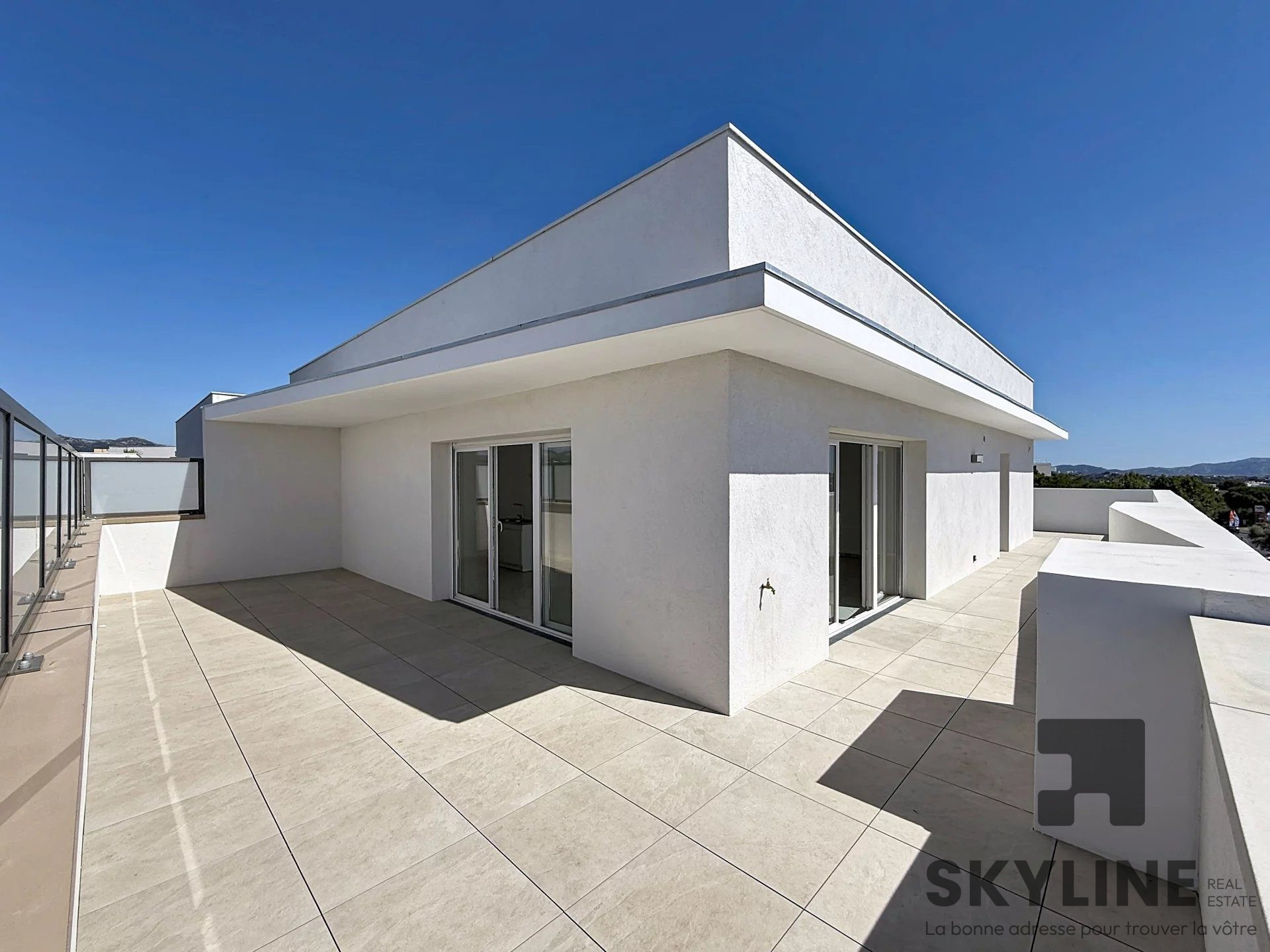 T4 Dernier Étage – Terrasse 80m² – Stationnements