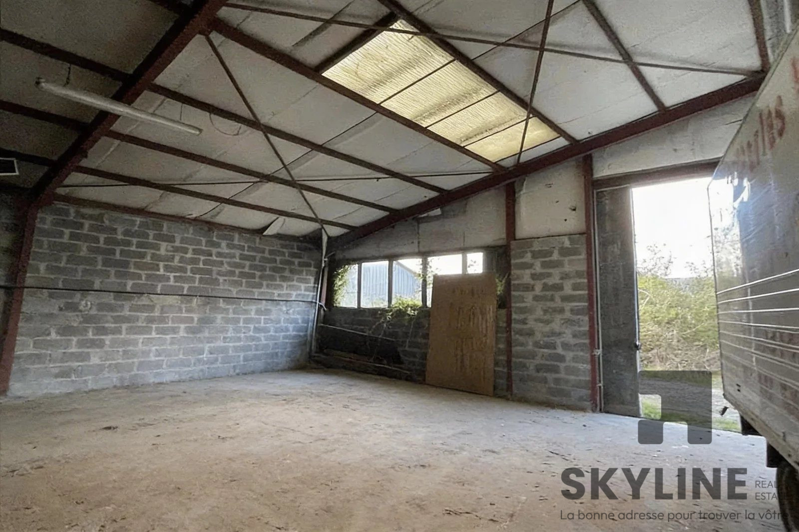 BERNAY – CELLULE D’ACTIVITÉ D’ENVIRON 230 M² – 79 000 € FAI